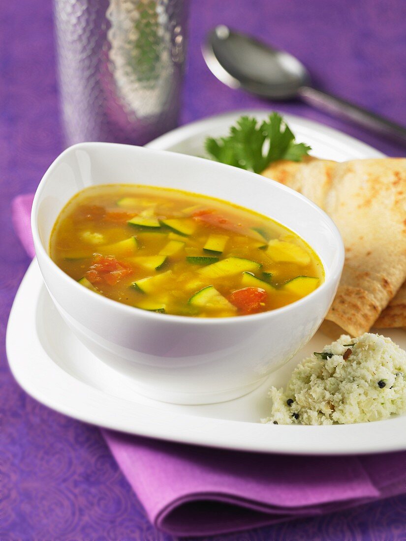 Würzige Gemüse-Kokos-Suppe mit Chutney und Dosa (Indien)