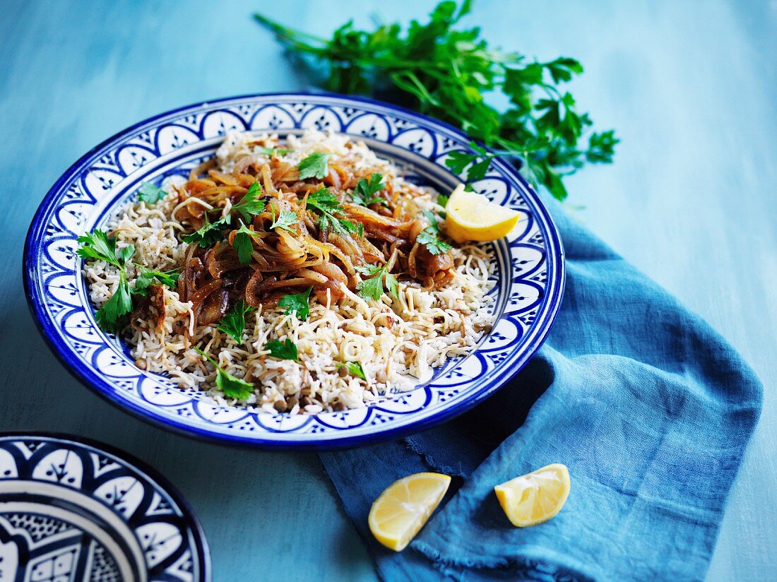 Vermicelli und Reis mit Zwiebeln und Linsen