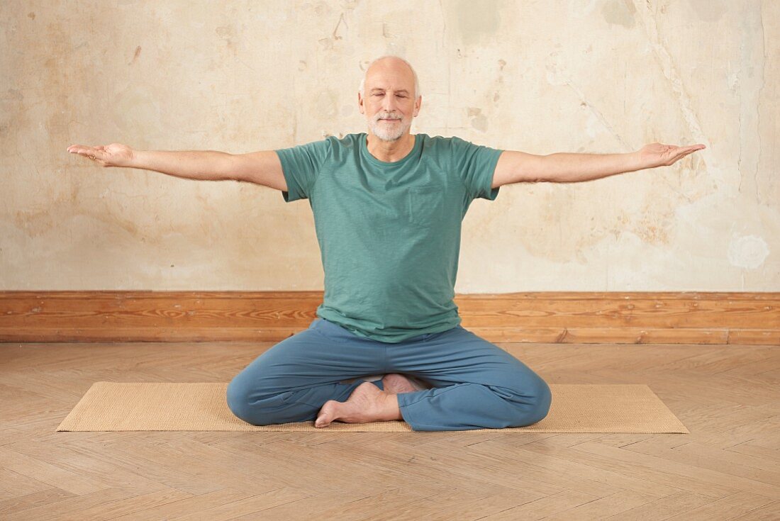 Atemfenster (Yoga), Auf der Matte: Lotossitz, Arme zur Seite strecken