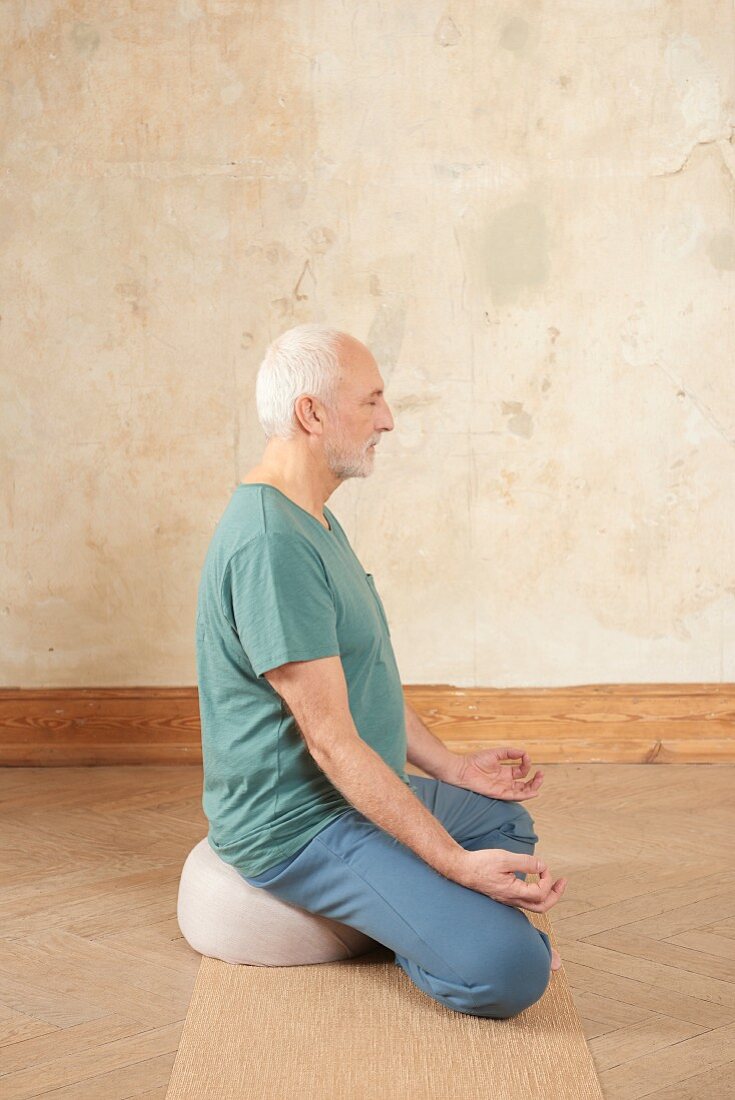 Einfacher Schneidersitz auf Kissen (Yoga)