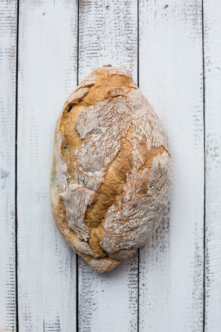 Rustikales Brot auf Holzuntergrund