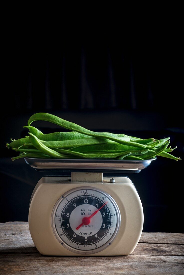 Grüne Bohnen auf einer alten Küchenwaage