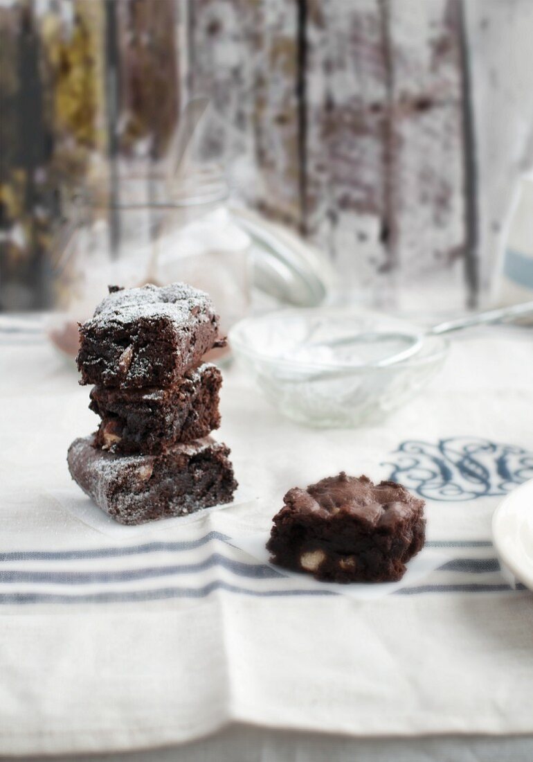 Schokoladen-Brownies mit Nüssen und Puderzucker