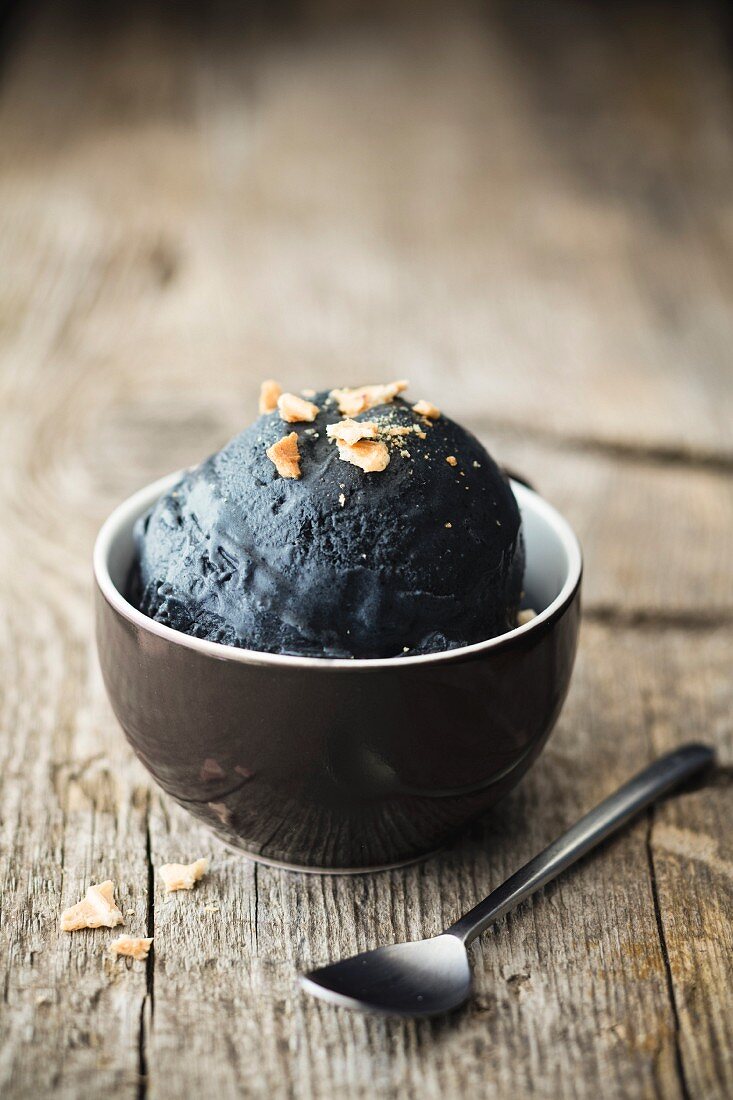Schwarzes Eis mit Vanille (Milcheis)