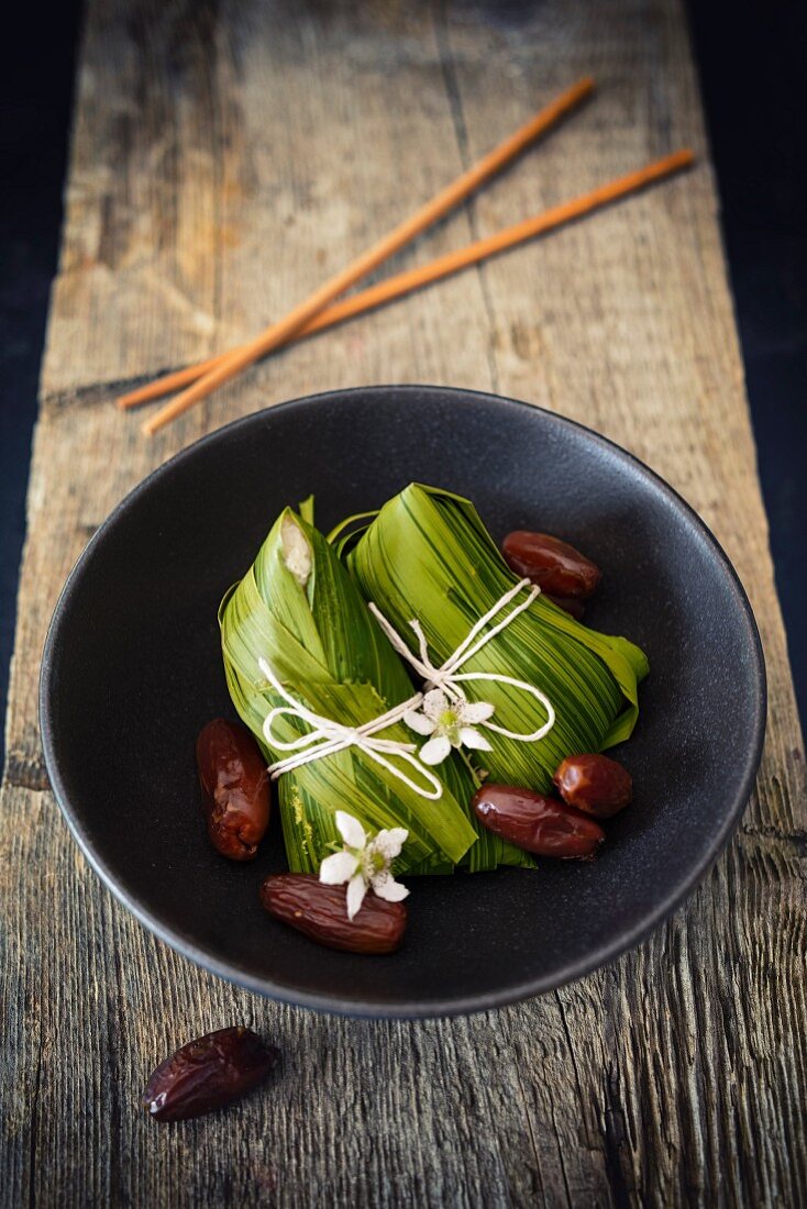 Zong Zi (Bambuspäckchen mit süsser Klebreis-Dattel-Füllung zum Drachenbootfest, China)