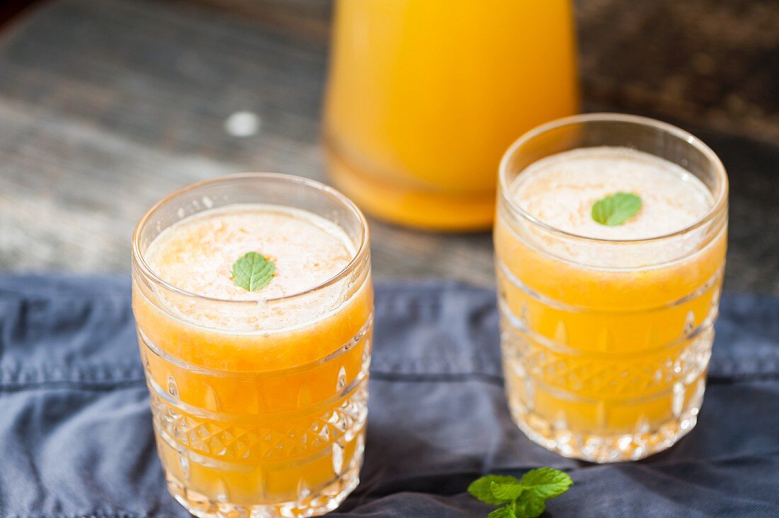 Zitrusfrüchtesaft mit Orange, Grapefruit, Zitrone und Minze