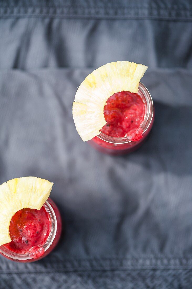 Smoothie mit Himbeeren, Erdbeeren und Ananas (Aufsicht)