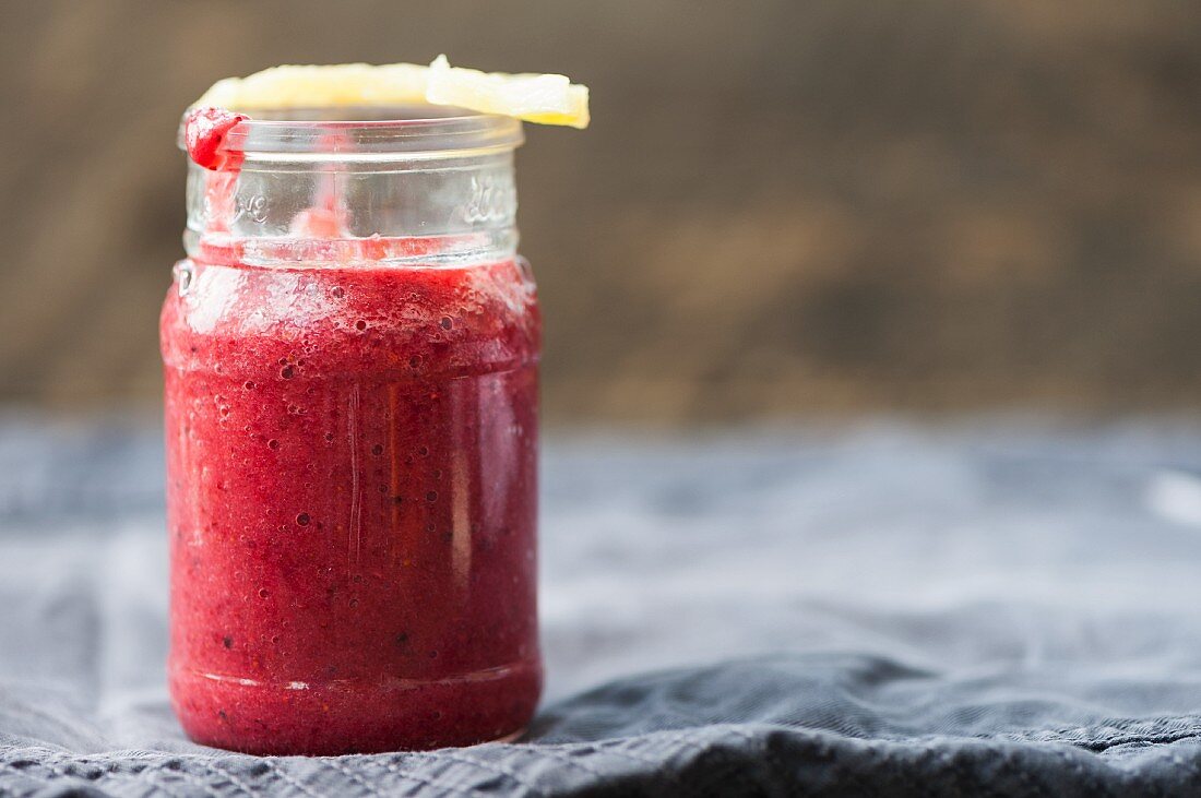 Smoothie mit Himbeeren, Erdbeeren und Ananas