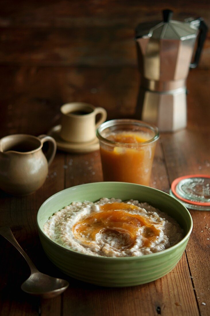 Frühstücks-Porridge mit Fruchtmus und Kaffee