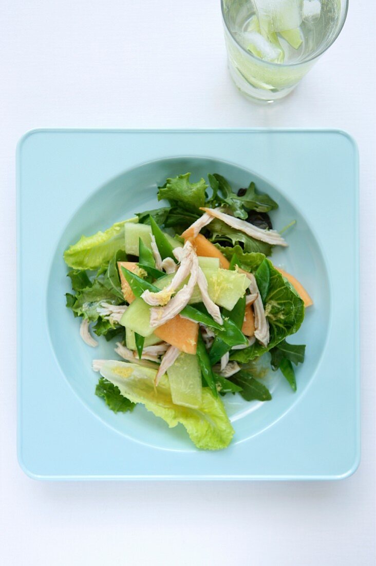 Gemischter Salat mit Melone, Zuckerschoten und geräucherter Hähnchenbrust