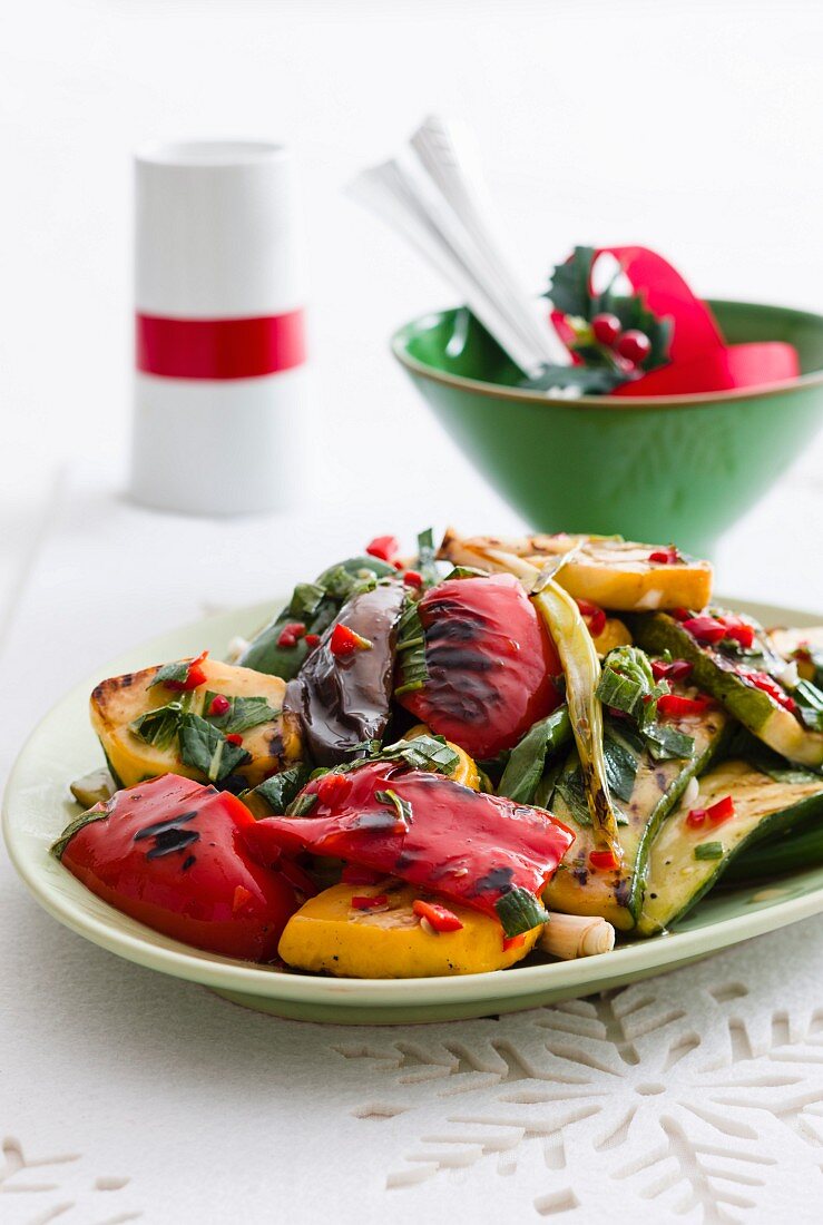 Grillgemüsesalat mit Paprika und Zucchini als weihnachtliche Beilage