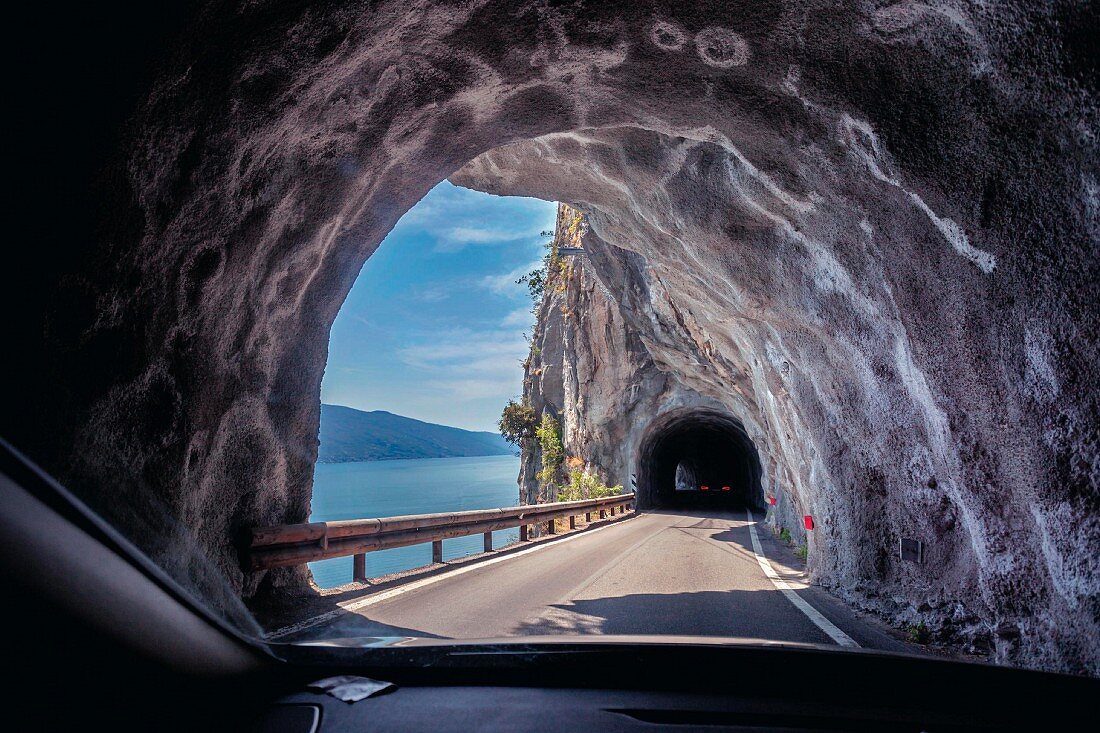 Die Gardesana (Uferstrasse) mit Tunnel, Gardasee, Italien