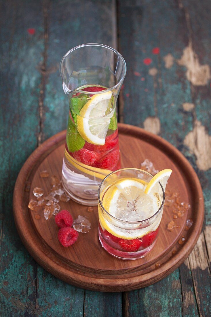 Erfrischendes Wasser aromatisiert mit Himbeeren, Zitronen und Minze