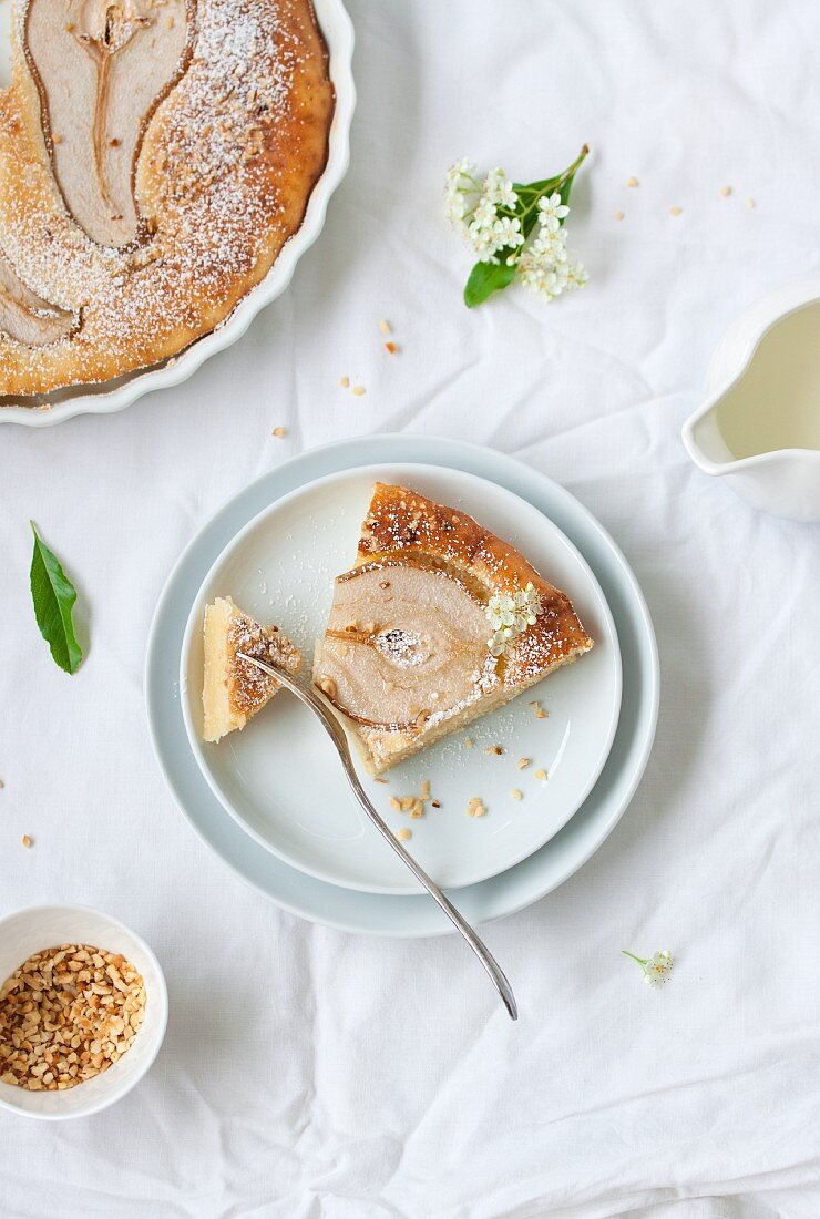 Buttermilchkuchen mit Birnen und Haselnüssen