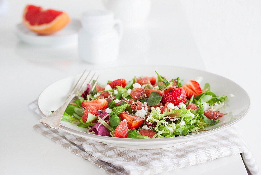 Sommersalat mit Feldsalat, Erdbeeren, Grapefruit, Minze und Schafskäse