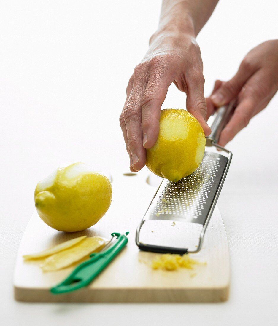Zitronenschale mit Küchenreibe abreiben