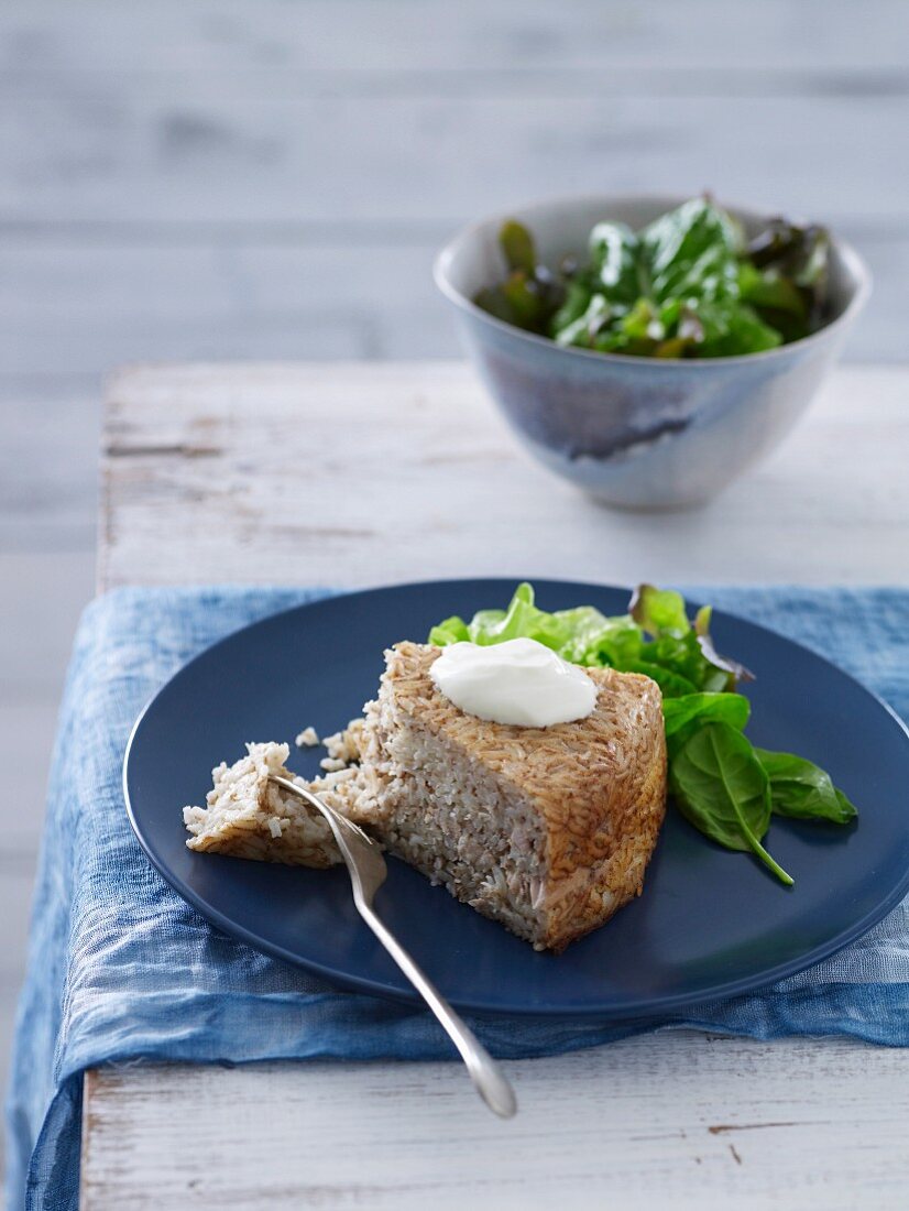 Gebackener Reiskuchen mit Huhn, Joghurt und persischem Reis