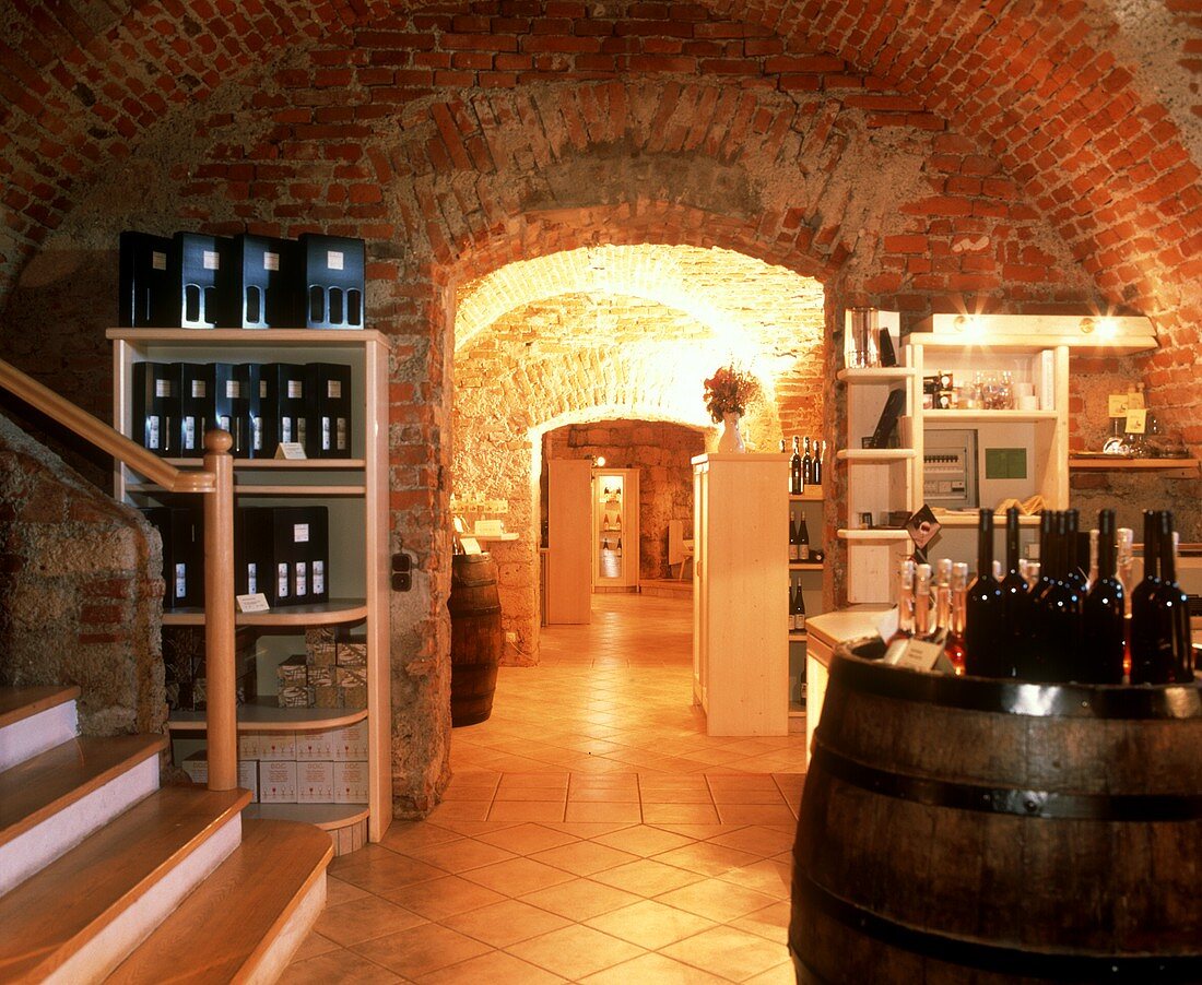 Exklusives Weingeschäft in einem historischen Kellergewölbe