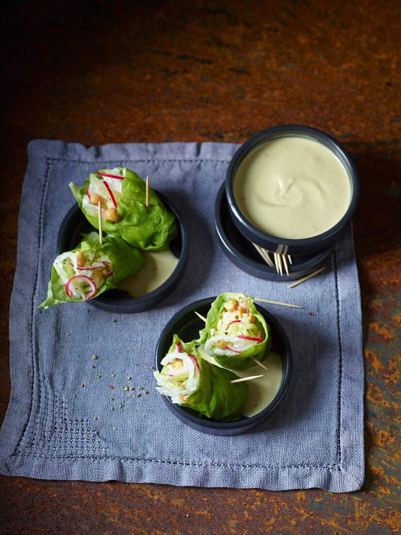 Lettuce wraps with a dip