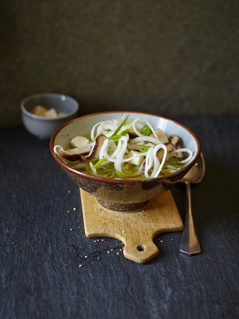 Miso-Suppe mit Gemüsespiralen, Pilzen und Tofu (Asien)