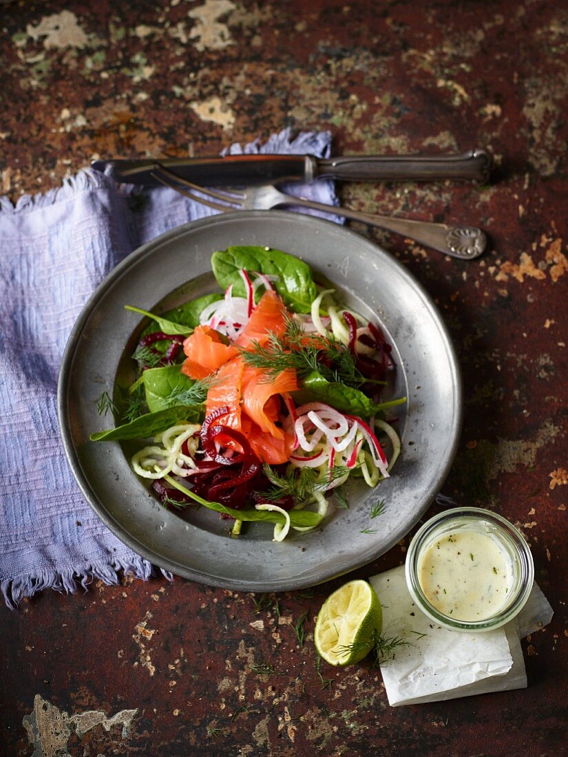 Salat mit Gemüsespiralen, Spinat und Räucherlachs