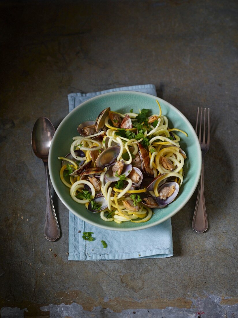 Gelbe Zucchini-Linguine mit Venusmuscheln