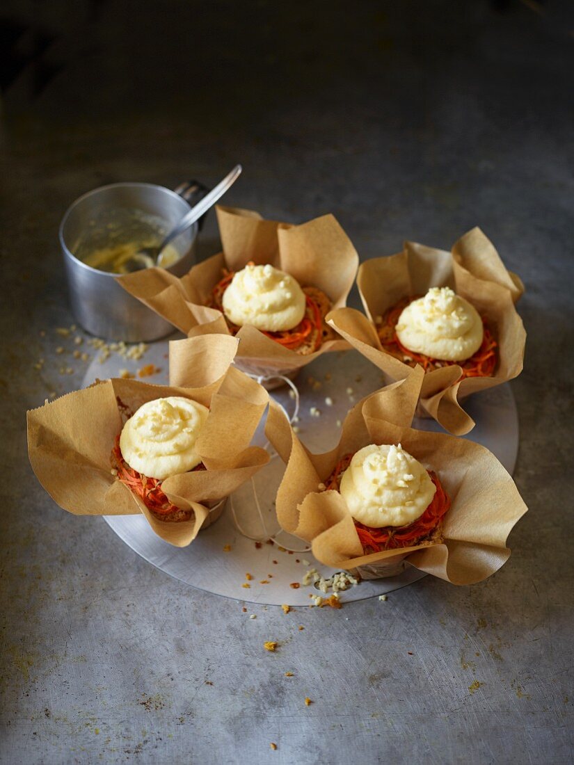 Muffins aus Möhrenspiralen mit Mandeln und Frischkäse-Frosting