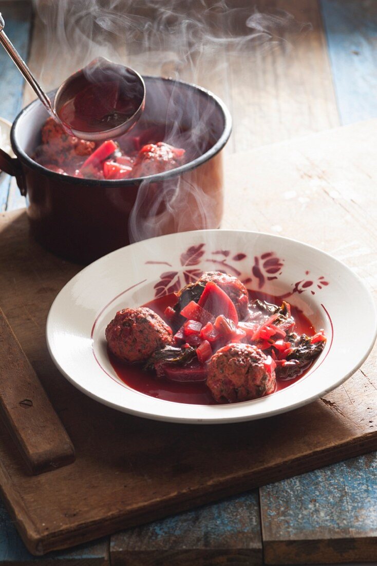 Dampfende Rote-Bete-Suppe mit Fleischklössen