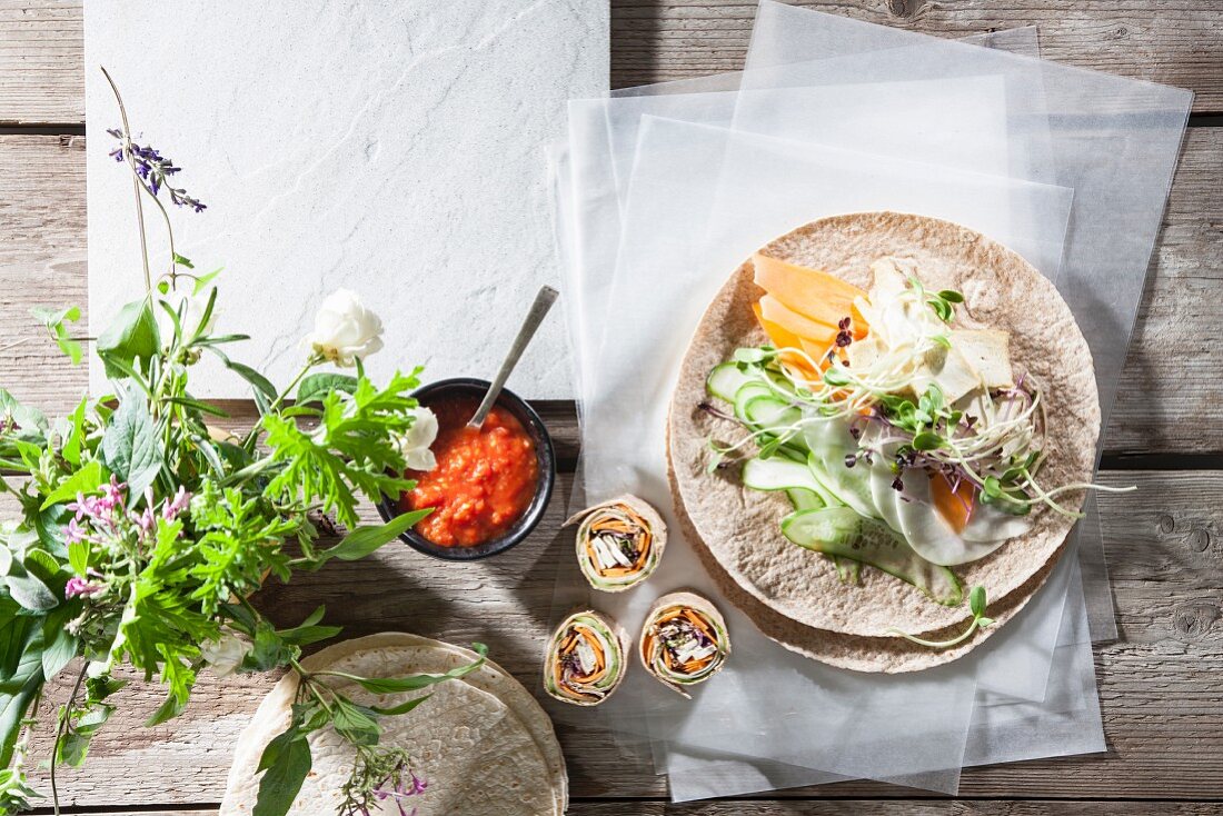 Vegane Tortillafladen mit Tofu und Gemüse (Aufsicht)