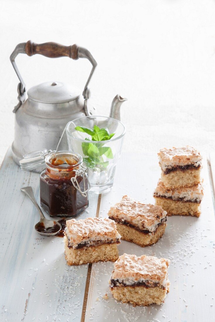 Weinkuchen vom Blech mit Pflaumenmus und Baiserhaube