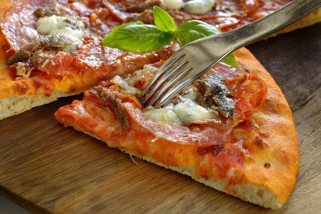 Spicy-style pizza with salami (close-up)