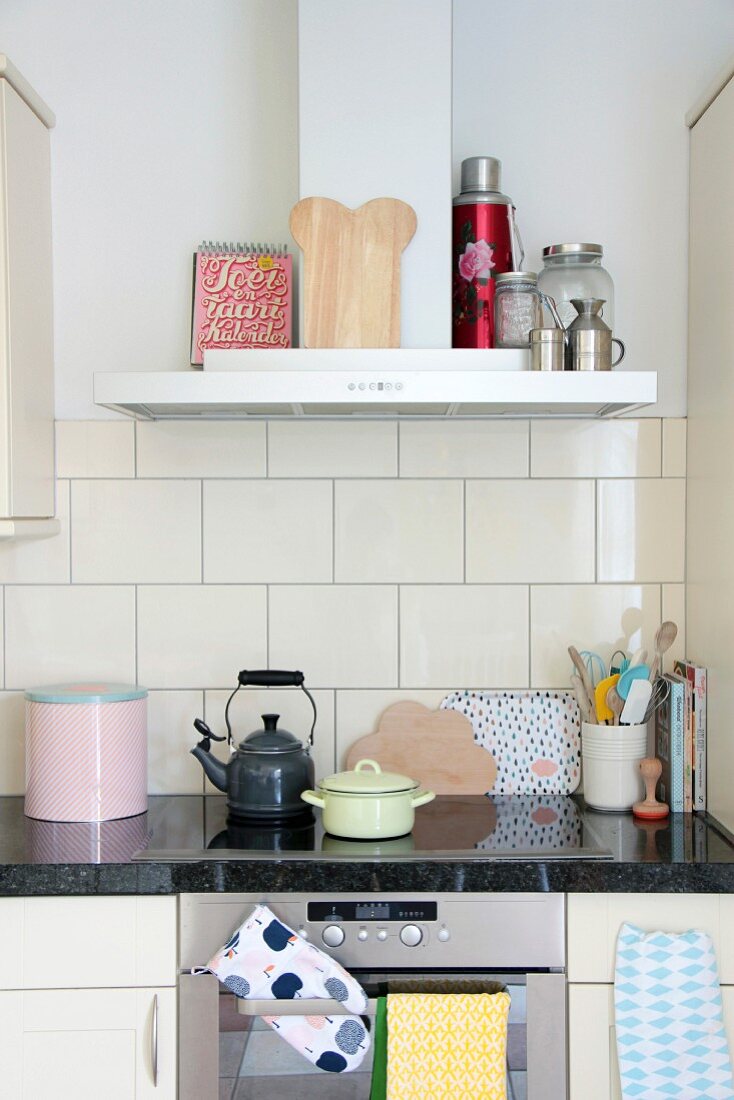 Küchenzeile mit Granitarbeitsplatte und Retro Küchenutensilien