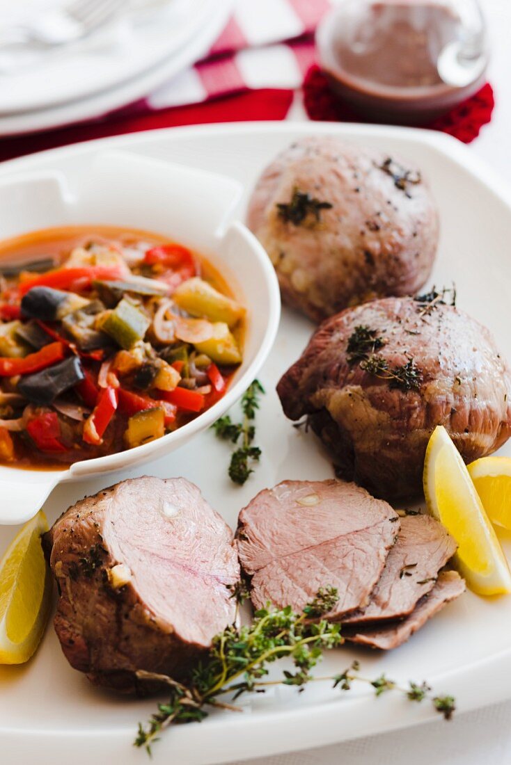 Kleine Thymian-Lammbraten mit Auberginen-Paprika-Gemüse