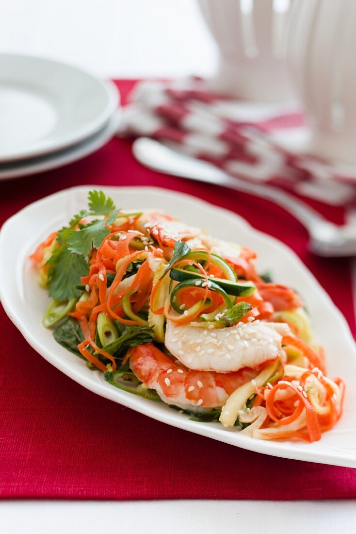 Asiatischer Garnelen-Gemüse-Salat mit frischen Kräutern