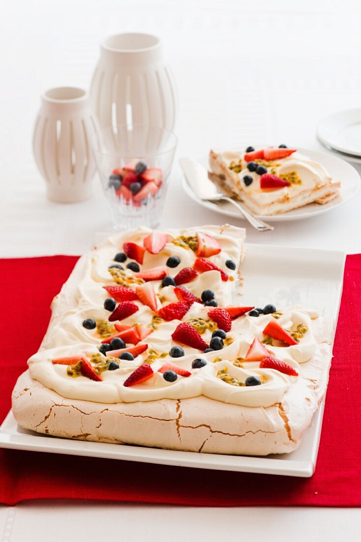 Festliche Pavlova mit frischen Beeren und Maracuja