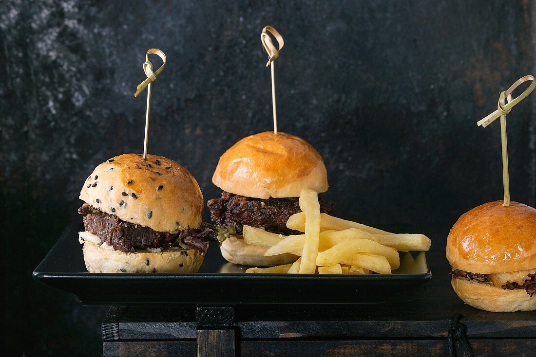 Mini beefburgers with chips