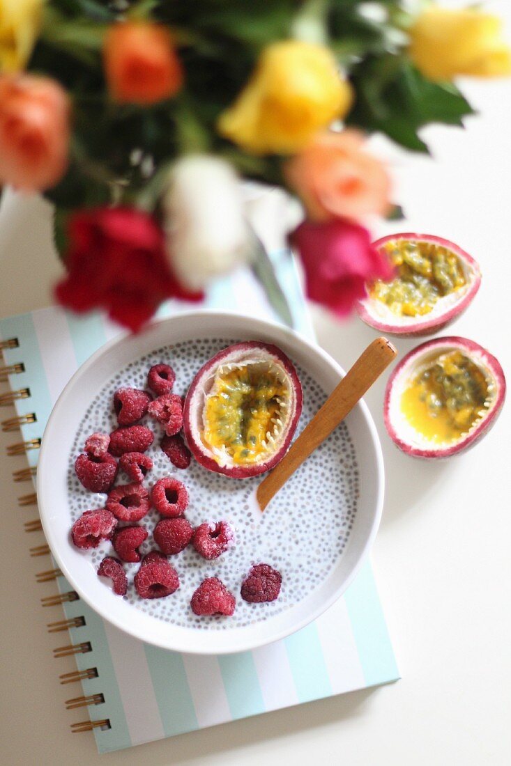 Chiapudding mit frischen Himbeeren und Maracuja