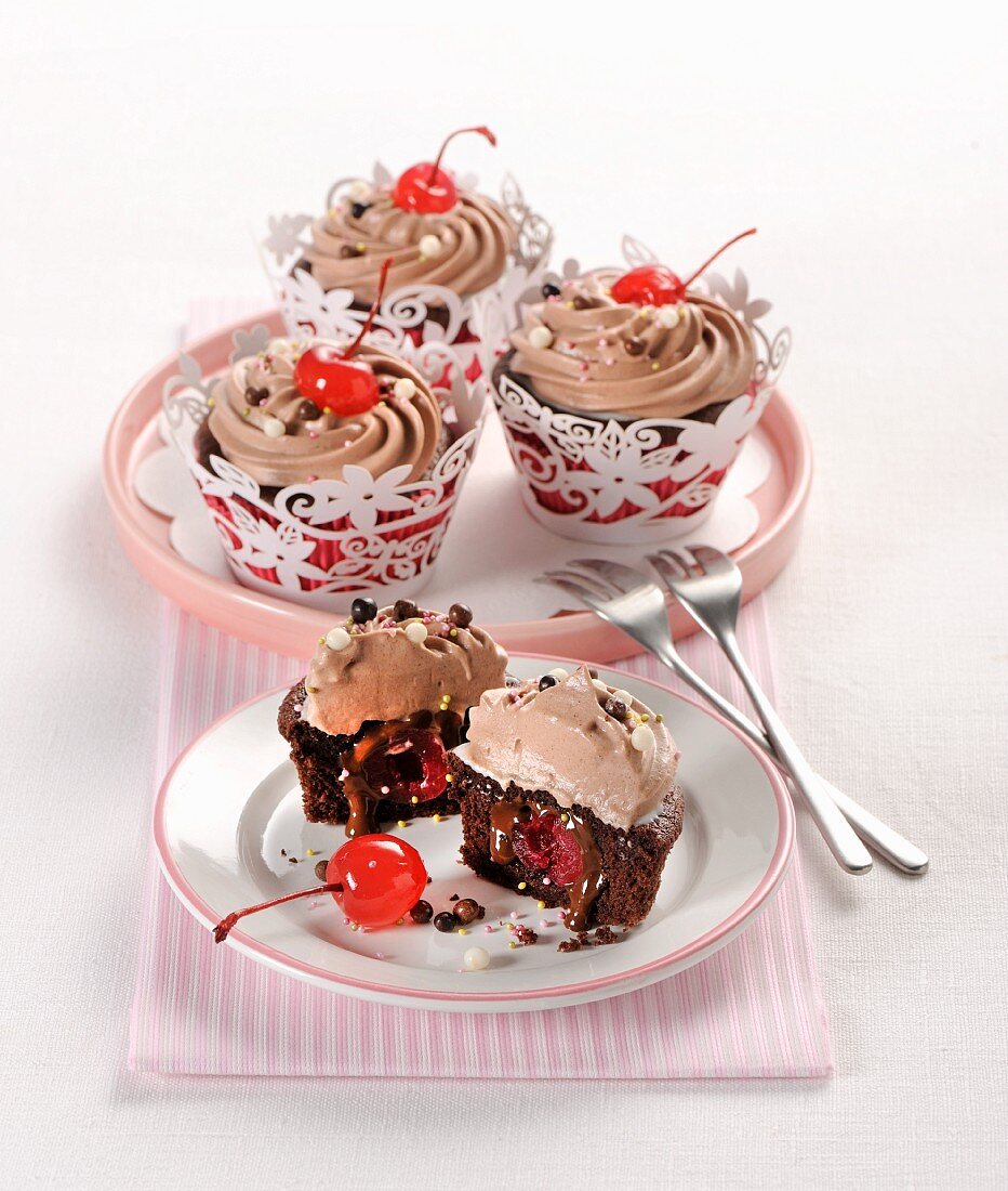 Schokoladen-Cupcakes mit Kirschen