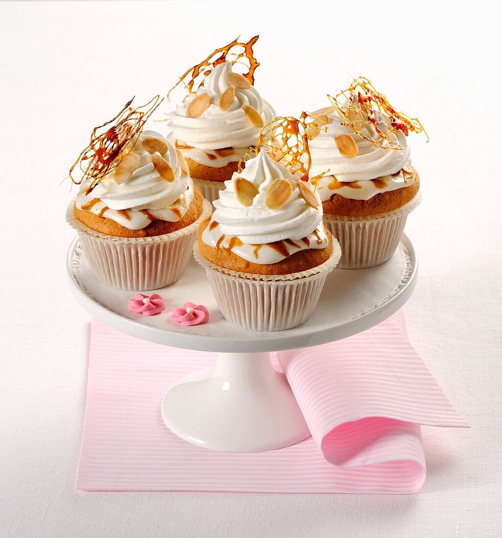 Mandel-Cupcakes mit Karamell und Sahne