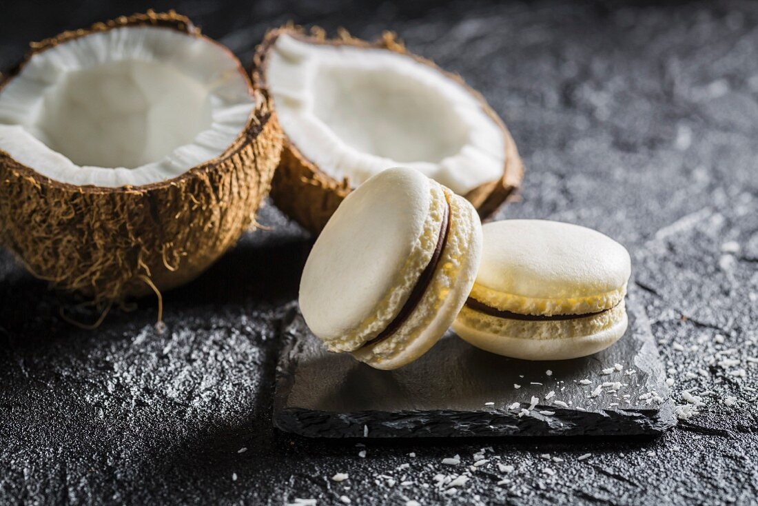 Kokosnuss-Macarons auf schwarzem Stein