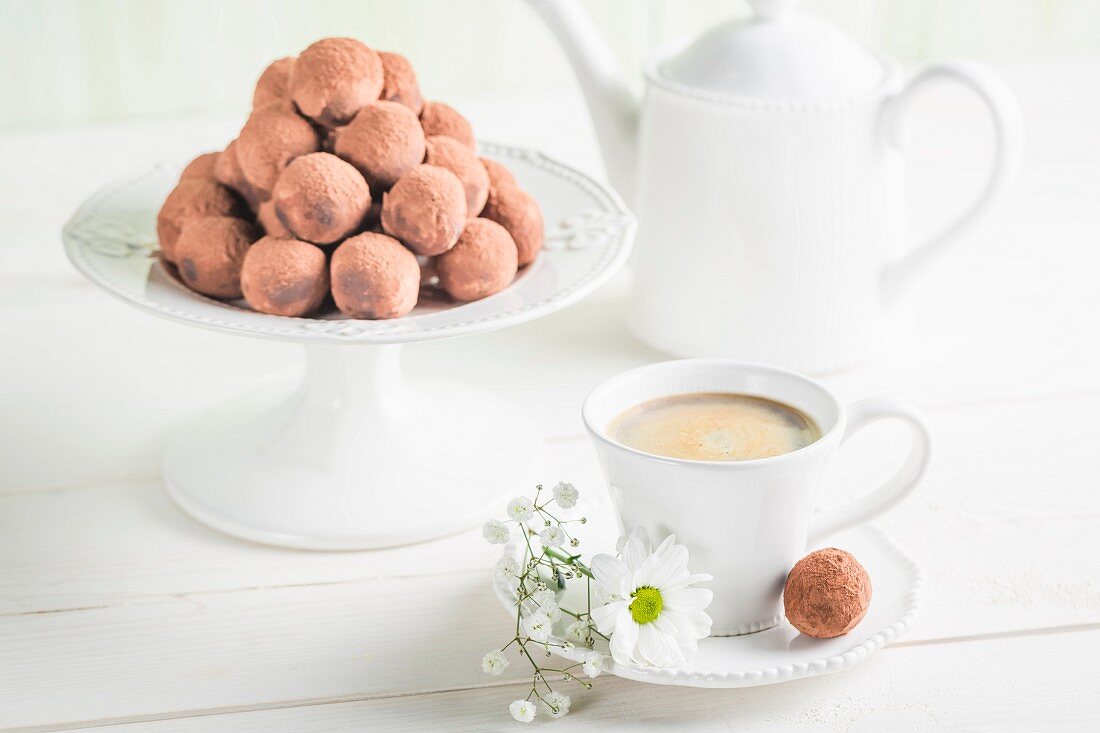 Schokoladentrüffeln auf weißem Tisch mit Kaffee