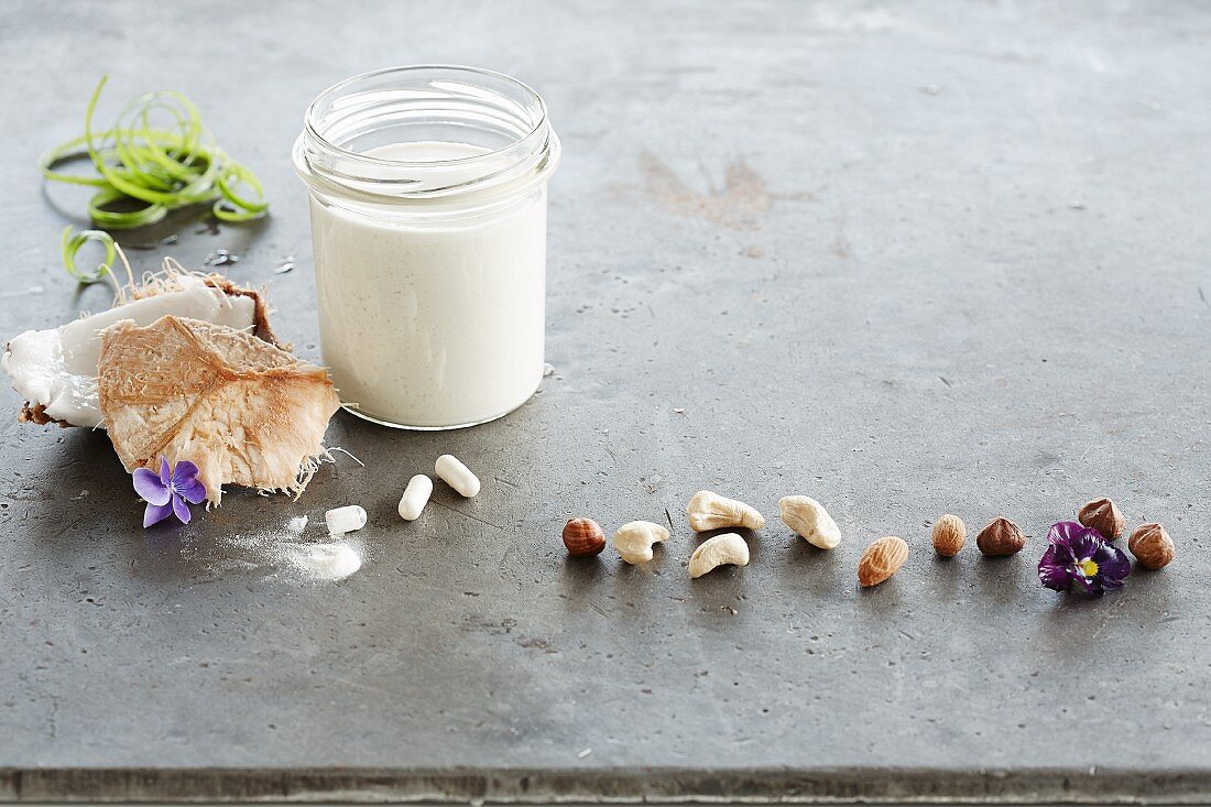 Fermentierte Kokosmilch und verschiedene Nüsse