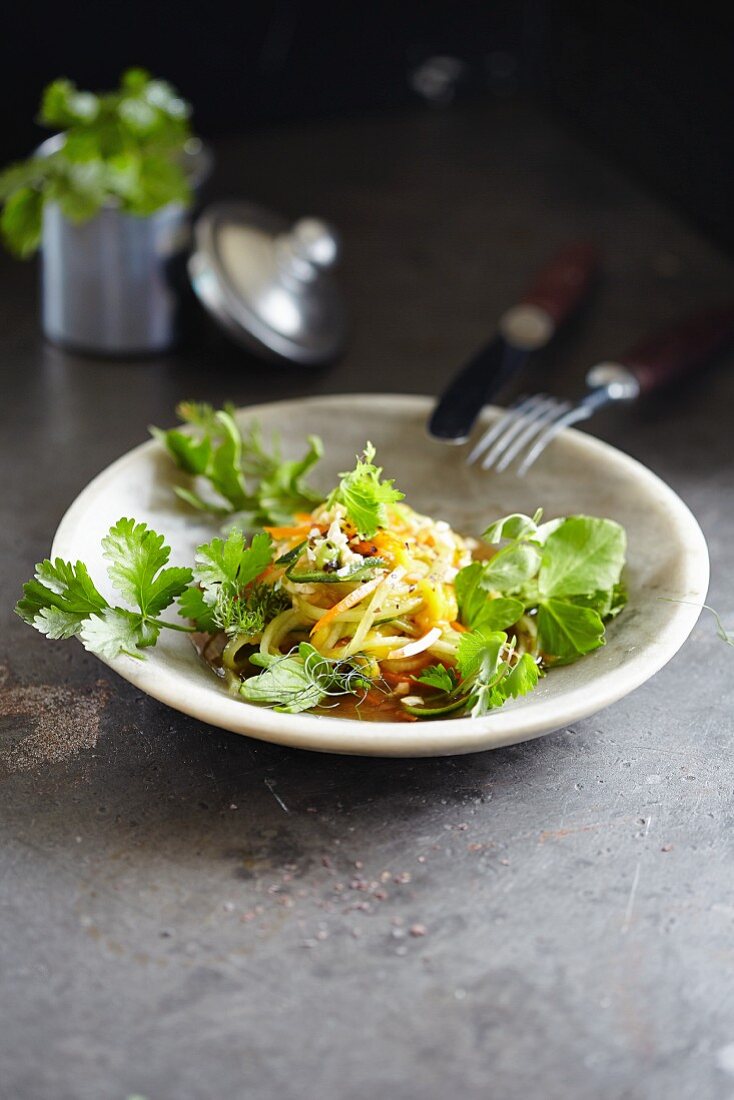 Mangosalat mit Gemüsespaghetti