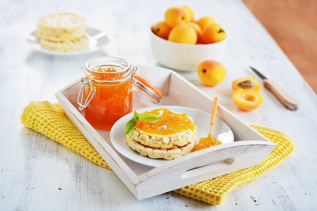 Maiswaffeln mit Aprikosenmarmelade und Minzblättchen