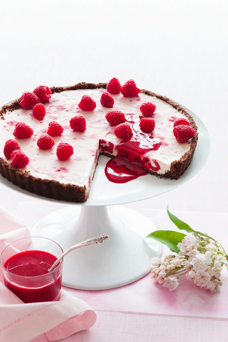 Schokoladen-Käsekuchen-Tarte mit Himbeeren