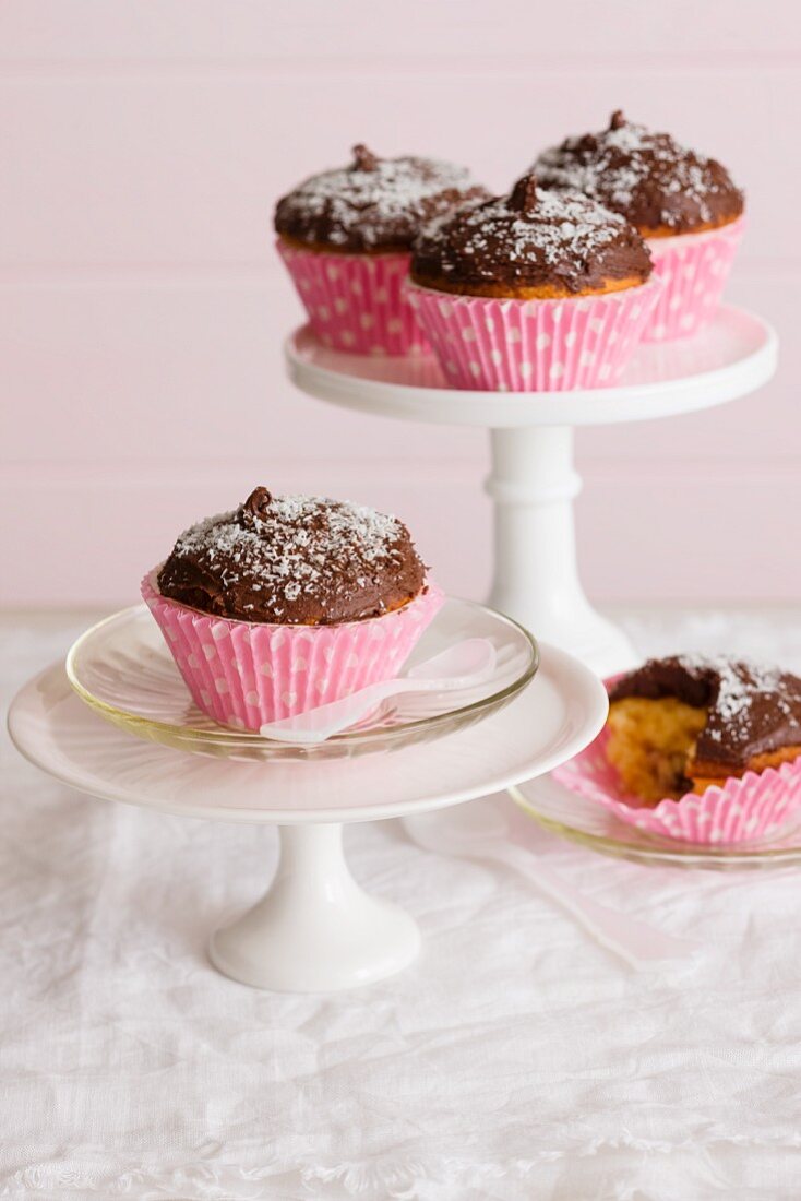 Lamington-Cupcakes auf Kuchenständer