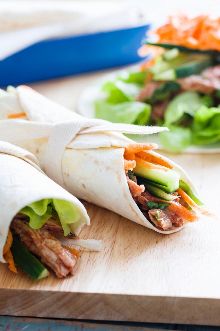 Chicken wraps filled with cucumber and carrots (China)