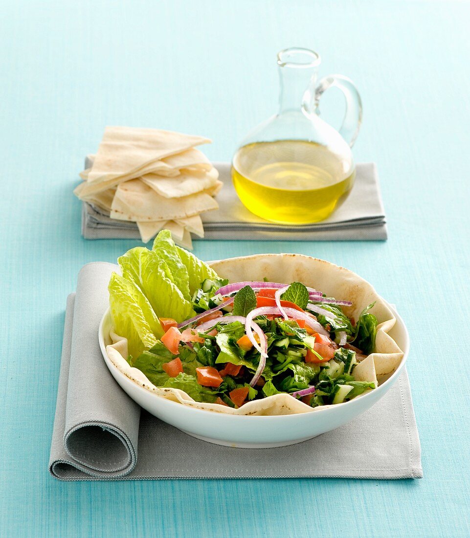 Gemischter Salat auf arabischem Fladenbrot