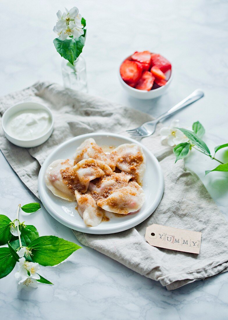 Süsse Ravioli mit Quark und Erdbeeren