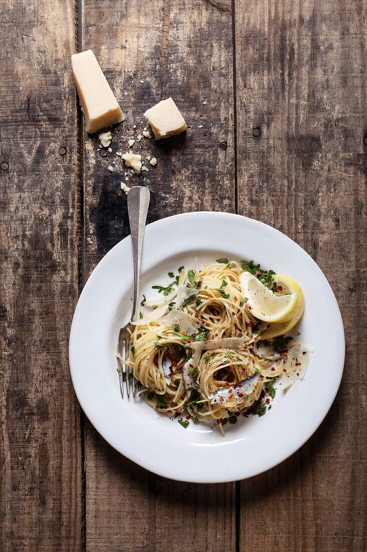 Linguine mit Sardellen, Knoblauch, Chili und Parmesan